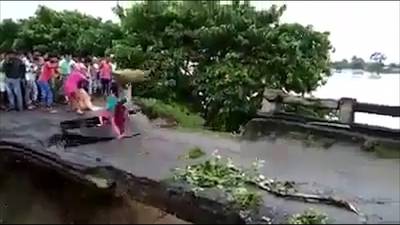 Gezin komt om het leven door instorten brug