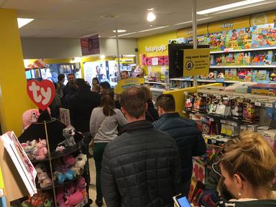 Personeel Intertoys Zwolle bekogeld door boze klanten