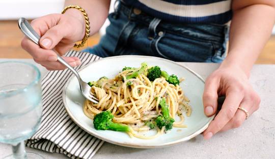 Zondagse eenvoud: romige spaghetti cacio e pepe met broccoli