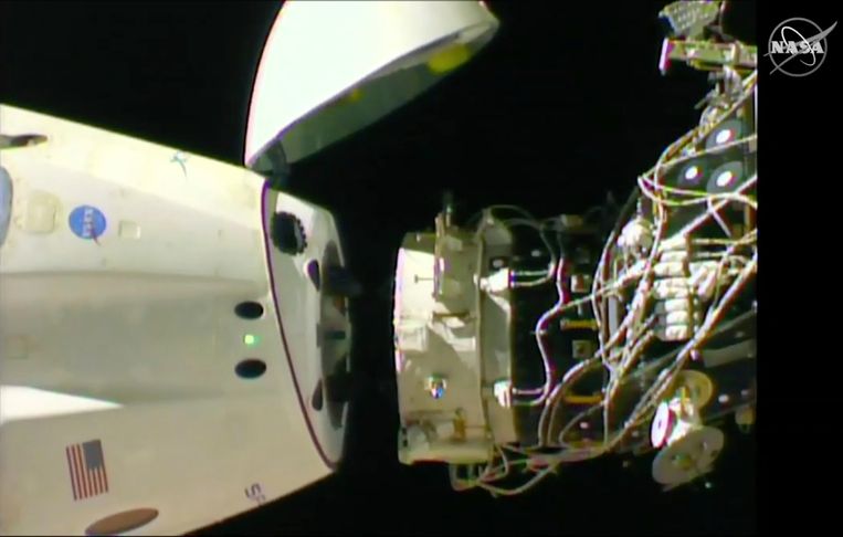 De capsule komt langzaam los van het ISS.