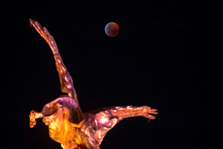 Een beeld vanuit Mexico-Stad: de maan boven het standbeeld Angel de la Independencia.