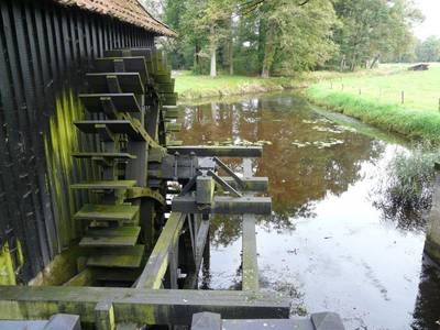 Watermolen op Twickel slaat weer olie uit lijnzaad
