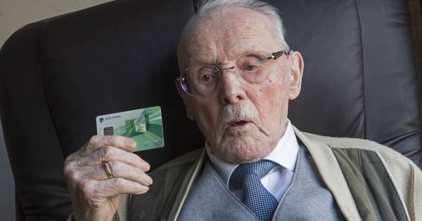 Bank stuurt Leendert (103) uit Delden van kastje naar de muur - Tubantia
