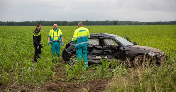 BMW slaat over de kop na aanrijding met jeep in Wouwse Plantage