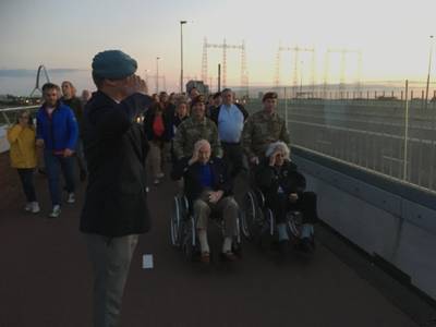 Oversteek-veteranen (101 jaar) herdenken hun 48 gesneuvelde strijdmakkers