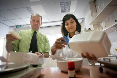 Haagse apotheek maakt dure taaislijmpil veel goedkoper