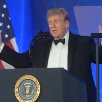 ‘Wie deze speech heeft geschreven, zou ontslagen moeten worden’: weinig lachers voor Trumps toespraak op Correspondents’ Dinner