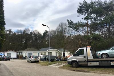 Op het woonwagenkamp zwijgt
men in alle talen na drugsvondst