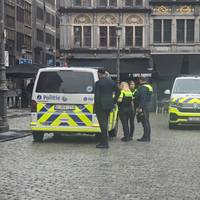 ▶ Politie komt tussenbeide na incident met Filip Dewinter, Anke Van dermeersch en huwelijksgasten in Antwerpse stadhuis