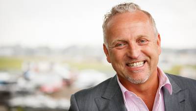 Gordon ontvangt eerste exemplaar biografie bij sobere overhandiging