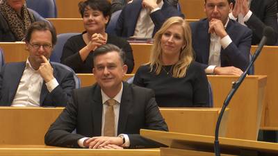 Roemer neemt afscheid van Tweede Kamer: 'heb speciaal iets roods aangetrokken'