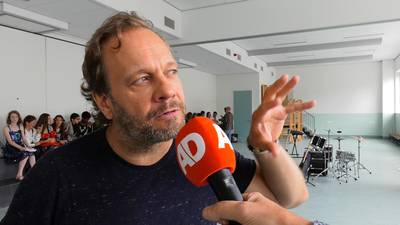 Strenge meester Boszhard geeft musicalles aan groep 8