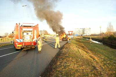 Auto vliegt in brand op afrit A12 bij Veenendaal