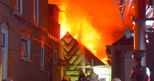 Woningen ontruimd na grote gebouwbrand Rijpwetering.