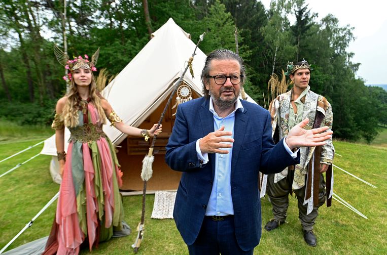 Marc Coucke licht de samenwerking toe met TomorrowLand in Durbuy. 