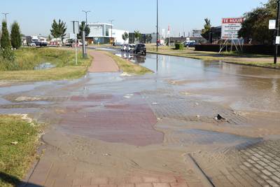 Waterleiding gesprongen: straat in Elst staat blank en is afgesloten door gevaar voor verzakking