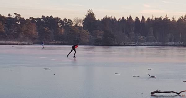 VIDEO | Schaatsers wagen eerste slagen op onbetrouwbaar ijs de Flaes