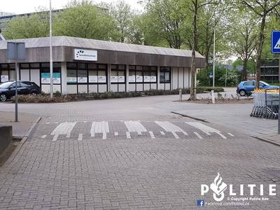 Groep jongens intimideert vrouw en kind in auto bij parkeerplaats Ede