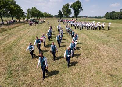 Crescendo viert jubileum met stermars door Buurse