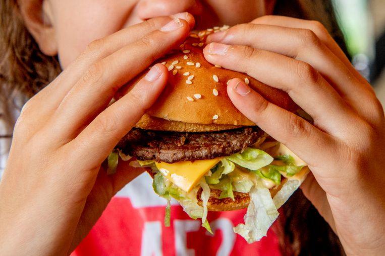 Een op twee Belgen is te zwaar en bij 33 procent is sprake van echt overgewicht, zo blijkt uit cijfers van onderzoeksbureau iVOX. Een van de redenen: we blijven maar dooreten en -drinken, terwijl ons lichaam allang genoeg energie binnen heeft. Hoe let je dan op hoeveel je binnen krijgt? “Of je voldaan bent, wordt veel meer bepaald door de textuur en smaak van het voedsel dan door calorieën of vetten.”