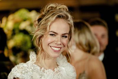 Nicolette gaat nog blonder en Posjes liggen dubbel om roast Humberto