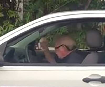 Opa gaat volledig uit zijn dak op hardrock van Metallica