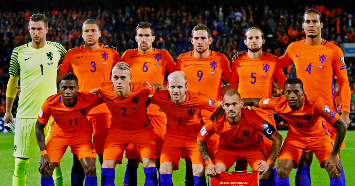 Nederlands Elftal - Hoe laat speelt Nederland tegen Duitsland? | Veronica Magazine / Wil je jouw nederlands elftal shirt combineren met een nederlands elftal trainingspak?