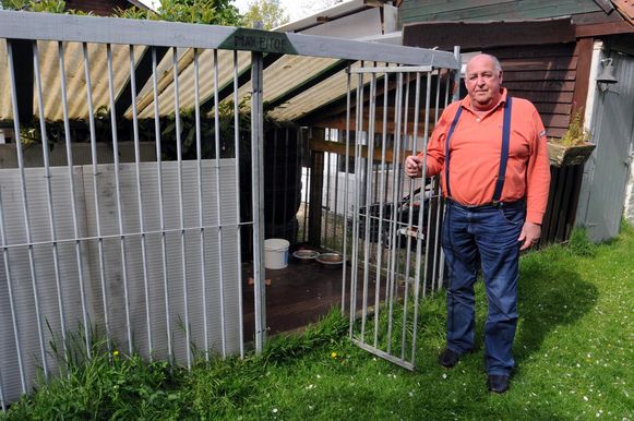 Roland Verkest bij de kennel waarin Max en Pitoe normaal verblijven.