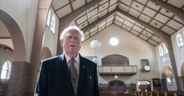 Pastoor De Vreeze (95) blijft toch in Braamt