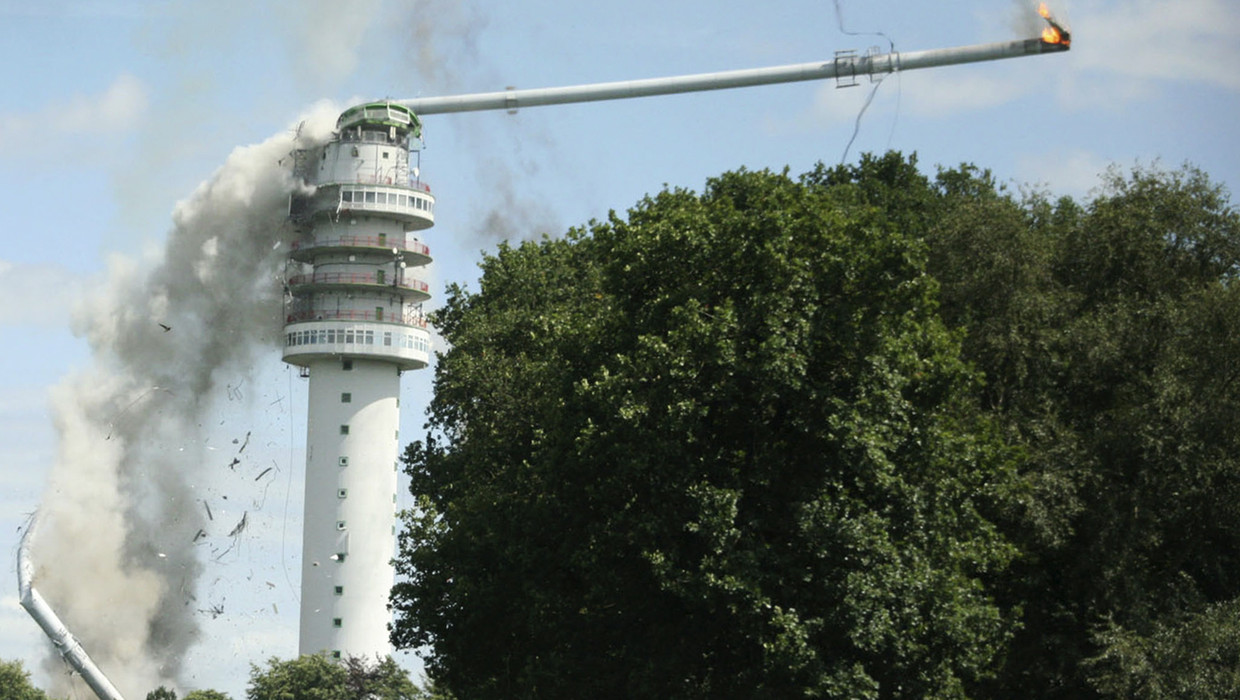 Twee zendmasten in brand, groot deel Nederland zonder ontvangst Het