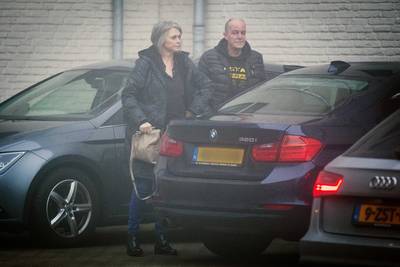 Na uren verliest Nicky's moeder haar beheersing