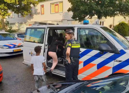 Gigi en zijn vrienden in de politiebus.