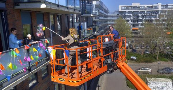 100-jarige Gorcumse krijgt op haar balkon felicitaties van burgemeester Melissant - BN DeStem