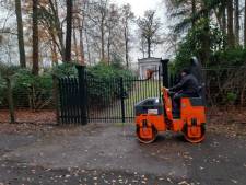 Bospad wordt verhard voor rouwstoet van graaf naar grafkelder