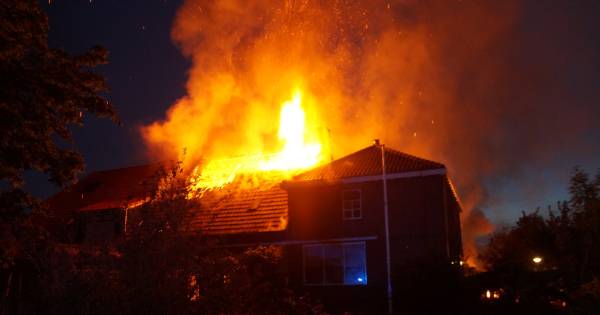 Uitslaande schuurbrand slaat over op woningen in Genderen: 'Ik hoorde een klap en zag vuur, veel vuu