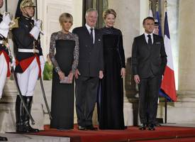 Koningin Mathilde schittert in nachtblauwe couture in Parijs 