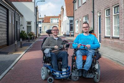 Broers Beurkens uit Scherpenisse halen genoeg geld op voor nieuwe sportrolstoelen