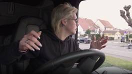 Het geduld van Sarah raakt op: "Ga jij rijden of ik? Ezel!"