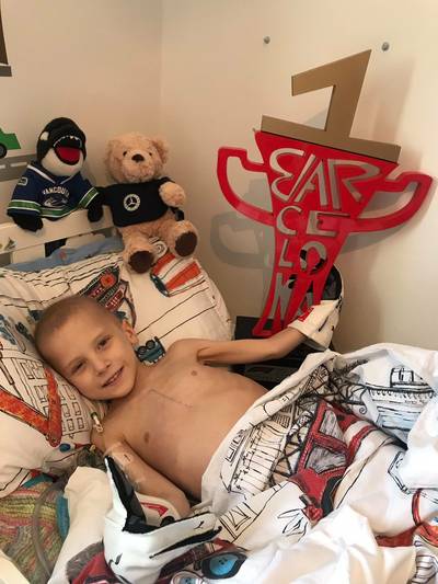 Hamilton bedankt doodzieke Harry (5) met F1-bolide en beker Grand Prix Spanje