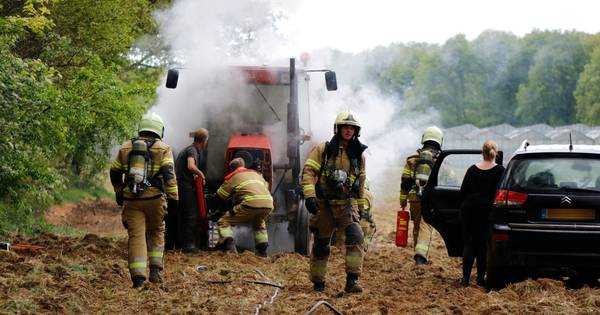 Tractor vliegt in brand tijdens werkzaamheden op land in Maashees - De Gelderlander
