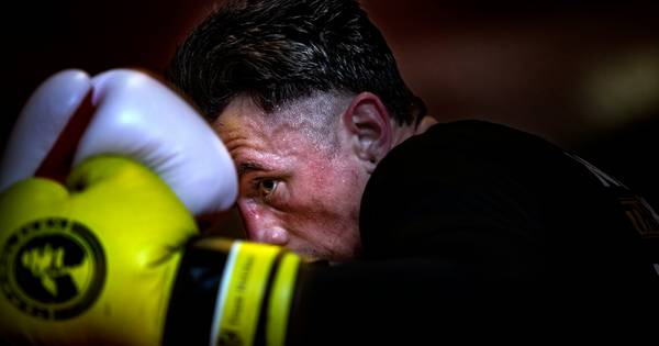 Het dak gaat eraf bij Nieky Holzken en Roy Donders hangt zijn eigen ballen op - BN DeStem