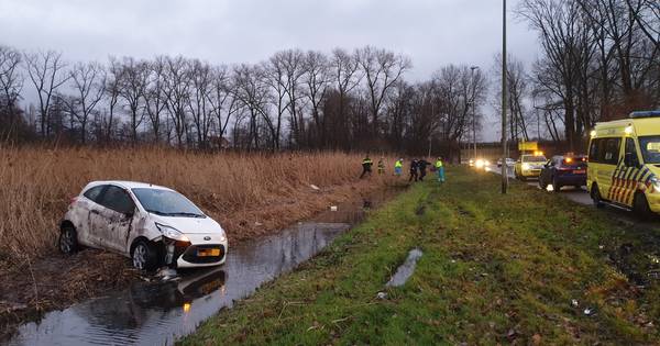 Snelweg bij Herwijnen tijd dicht na ongeluk, automobilist zwaargewond.