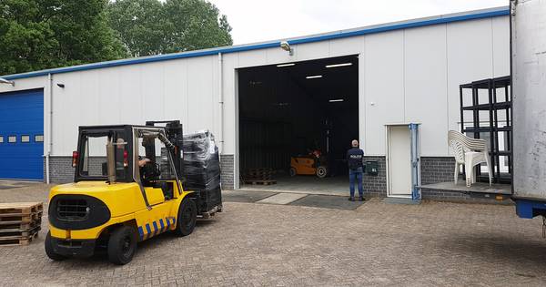 FIOD doet inval in Heesbeen: alles wat in loods stond meegenomen