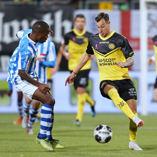 Mario Engels (r) is met zijn goals belangrijk voor Roda JC.