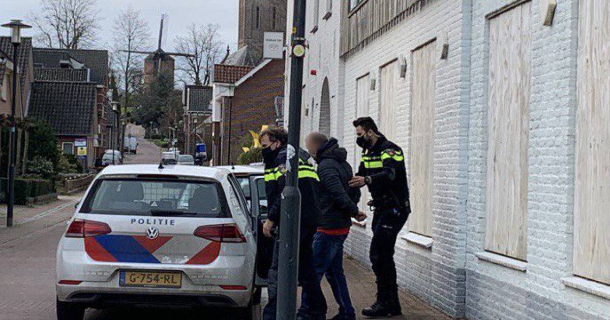 #overigincident  Slachtoffer(s) onbekend  Dader 1 #inbraak #Zeddam #Gelderland  Agenten houden man aan op verdenking van inbraak in Zeddam.