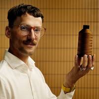 Smeltend naaigaren maakt kledij recyclen makkelijker: bij Resortecs komt er een steekje los