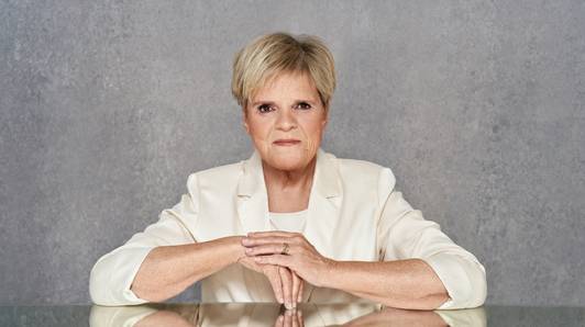 Straat afgesloten, grote schermen en 600 genodigden: zo verloopt het afscheid van Margriet Hermans
