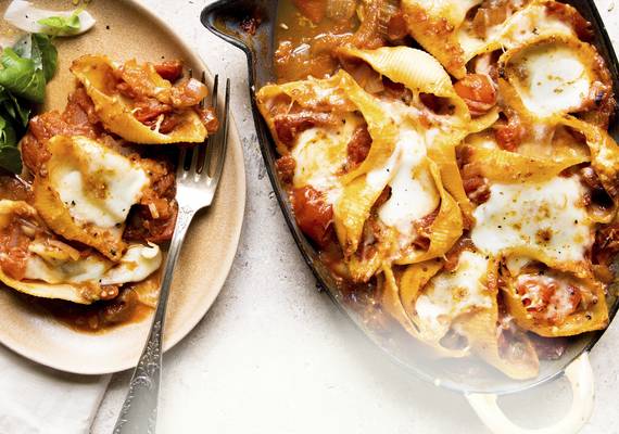 Romige schelpen met mozzarella en tomaten uit de oven