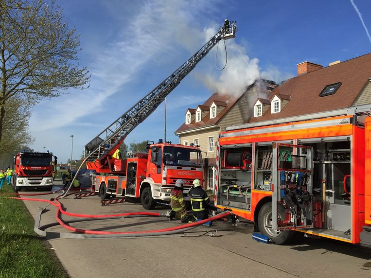 Brand Verwoest Zolder Gloednieuw Appartementsgebouw Sint Gillis Waas In De Buurt Hln