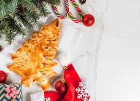 Deze feestelijke kerstboom van bladerdeeg kan íedereen maken